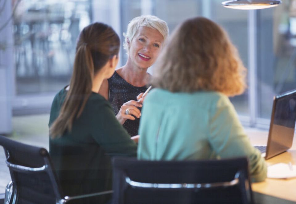 women in team meeting