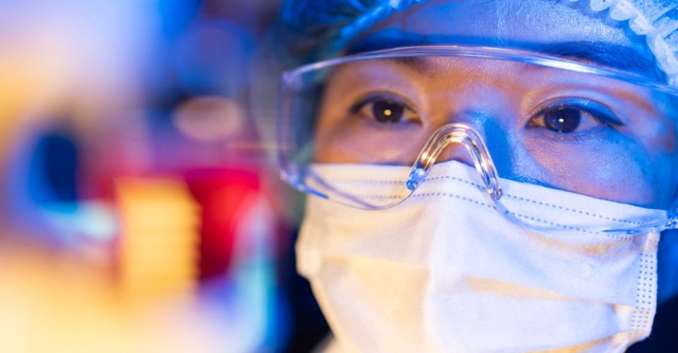 female-scientists-working-on-virus-vaccines