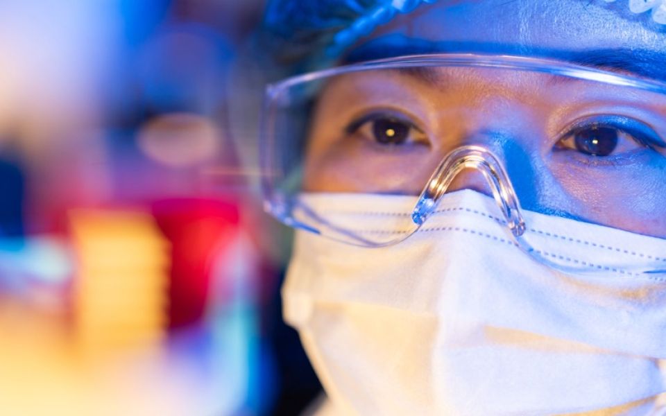 female-scientists-working-on-virus-vaccines