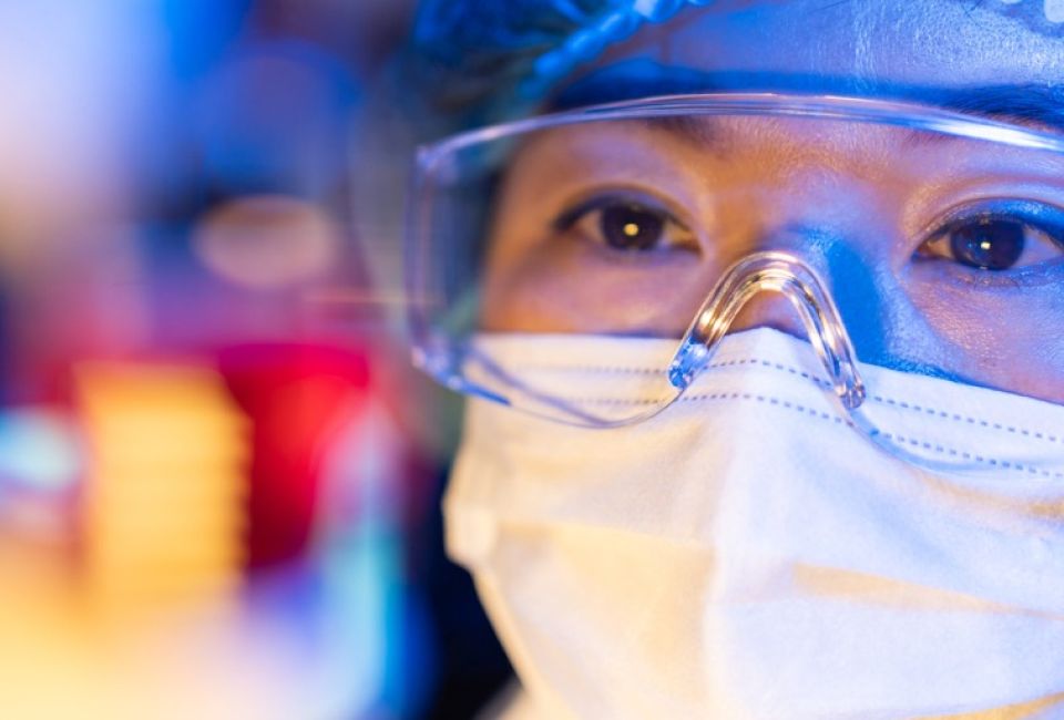 female-scientists-working-on-virus-vaccines